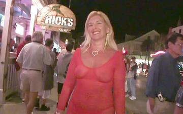 Descargar Amateur partygoers show off their tits out on the street and in public