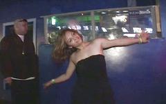Kijk nu - Amateur college party girls drink and dance in night club and get wild