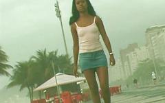 Regarde maintenant - Giselle is a slim black teen who gets some cum on her face at the end