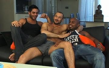 Télécharger Muscle hunks in hot and versatile suck and flip flop fuck threesome