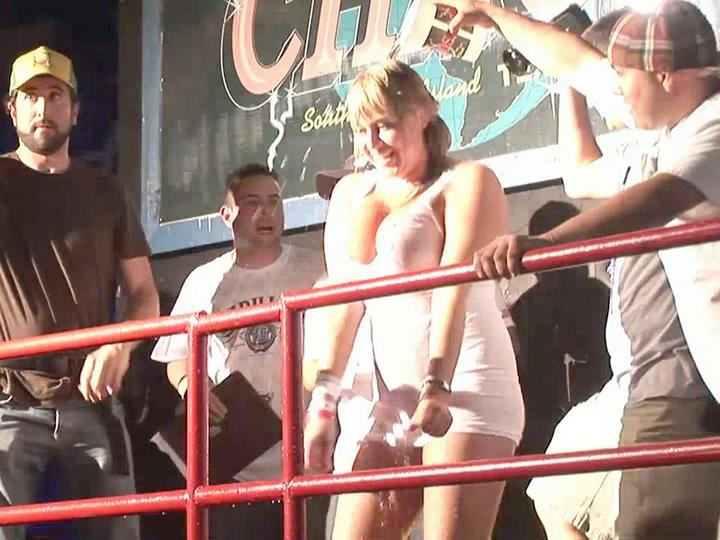 Shakira Is A Night Club Flasher