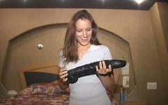 Jetzt beobachten - Pretty brunette stretches her pussy out with gigantic dildos