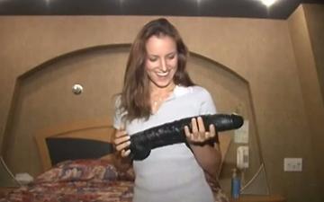 Télécharger Pretty brunette stretches her pussy out with gigantic dildos