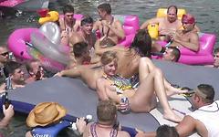 Kijk nu - Pepper starts to strip in front of everyone on the boat