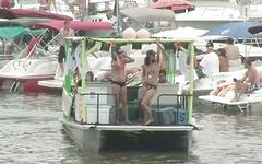 Guarda ora - Tina starts to strip in front of everyone on the boat