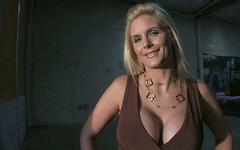 Kijk nu - Mature blonde woman with big tits takes a facial