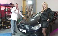 Jetzt beobachten - Two blondes and a brunette visit men in the garage