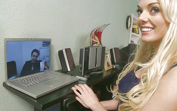 Télécharger Busty antonia deona gets a dick to cum over and entertain her.
