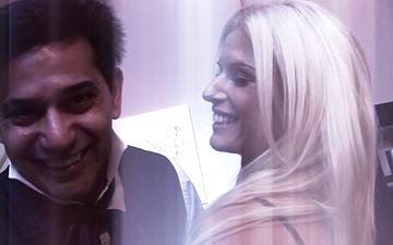Descargar Loona luxx lame el clítoris de victoria rose mientras le follan el culo