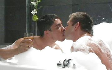 Télécharger Muscle jocks Bruce Beckham and Eduardo in hot flip flop fuck scene in tub