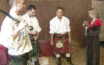 Scaricamento Alexis may dets double penetrated by men in kilts in hot group sex gangbang