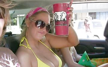 Scaricamento College coed party girls show off their wares in public flashing their tits