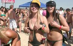 Regarde maintenant - College party girls flash their tits in public during spring break