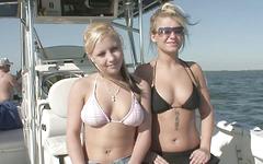 Jetzt beobachten - Sexy amateur party girls flash their tits and ass while out on a boat
