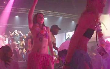 Herunterladen Horny college party girls at luau-themed party get wild