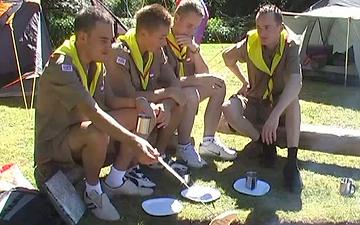 Downloaden Four cute and athletic twinks suck and fuck on a scouting camping trip