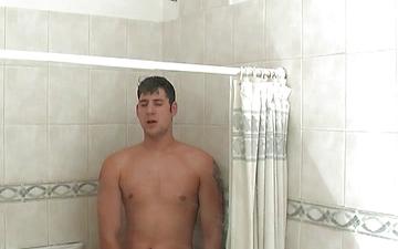 Scaricamento European jock harold zen masturbates in a shower in hot solo scene