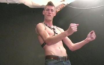 Herunterladen Bdsm three-way suck and fuck sling session with two bears and a jock