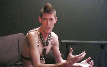 Descargar Hot latino jock gets his ass worked with a series of sex toys in bdsm scene