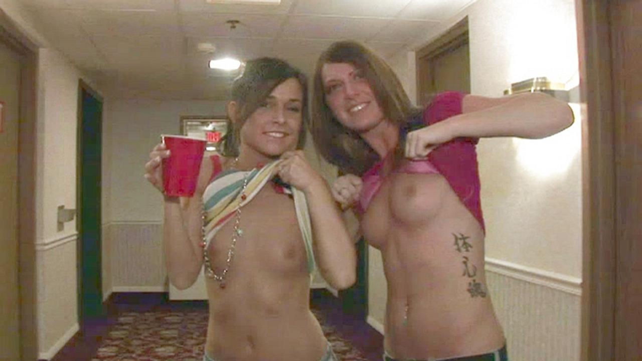 girl flash titts at party 