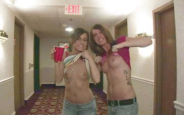 Downloaden Amateur college party girls flash tits in hotel hallway