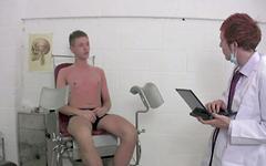 Regarde maintenant - Three hot twinks get it on sucking and bareback fucking in a medical suite