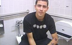 Ver ahora - Athletic skateboard dude dan doe masturbates in public restroom