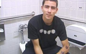 Downloaden Athletic skateboard dude dan doe masturbates in public restroom