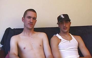 Herunterladen Mostly straight studs get on a futon for dueling solo masturbation sessions