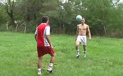 Regarde maintenant - Sexy soccer lads play ball and suck and fuck
