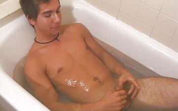 Télécharger Cute athletic twink in bathtub solo masturbation scene