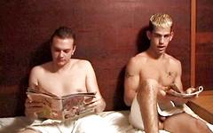 Kijk nu - Toned jock and flabby guy masturbate to girlie magazines in sauna