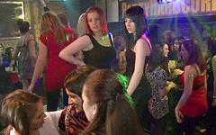 Ver ahora - Amateur party girls get out of control at male strip club orgy