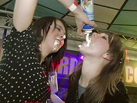 Kijk nu - Amateur party girls get freaky at male strip club, getting into lesbianism