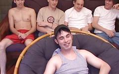 Kijk nu - Five amateur jocks get down for some sucking and facials in group oral 