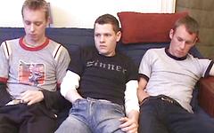 Jetzt beobachten - Four amateur jocks suck some cocks in group oral sex foursome