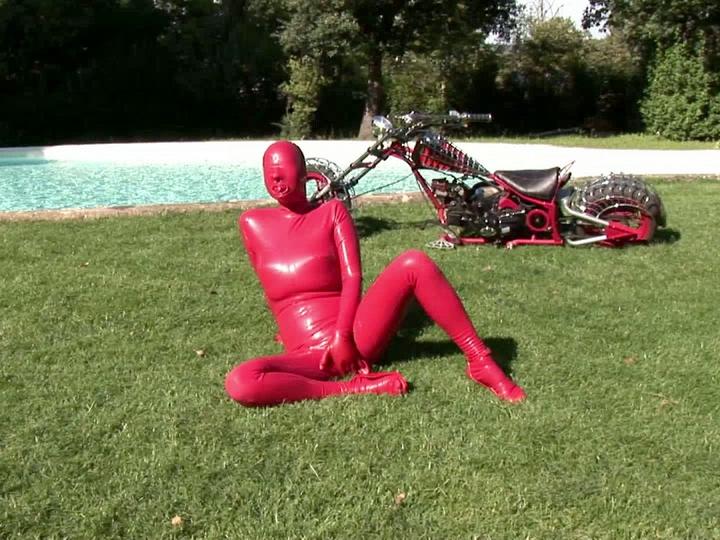 Encased Head To Toe Kinky Sandy K Masturbates Outdoors In Fetish Indulgence