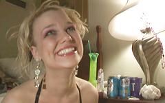 Jetzt beobachten - Amateur party girls with big boobs get naked in a hotel room
