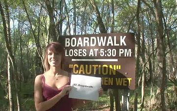 Descargar Pretty brunette flashes tits ass and gash outdoors at a nature preserve