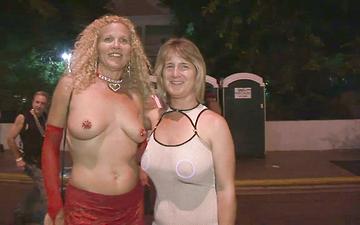 Télécharger Party milfs with big boobs flash their tits in public