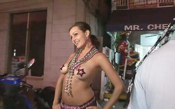 Herunterladen Amateur party girls show off their tits in public in real-life striptease