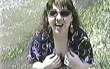 Downloaden Full figured brunette sucks a cock outdoors