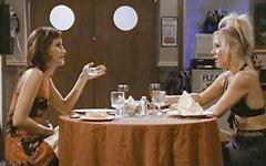 Ver ahora - Lauryl canyon and lola are served a man in unusual restaurant threesome