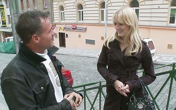 Herunterladen Blonde chick gives a handjob and masturbates with a dude from the street