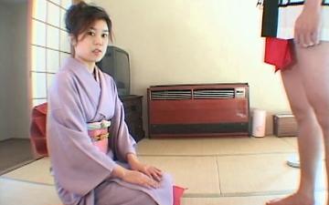 Herunterladen Sexy 19-year-old japanese girl kaede shiraishi gets hairy pussy fucked