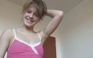 Download Slender 18-year-old suzi d in hot solo masturbation session