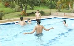 Ver ahora - Latino guys fuck bareback outside by the pool