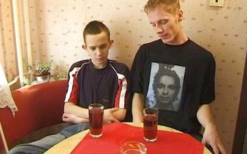 Télécharger 18 year old uk twinks suck and fuck