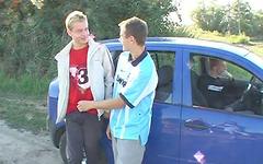 Jetzt beobachten - Eruo guys suck cock outdoors before having a threesome back home