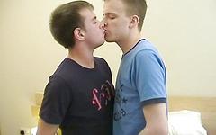 Regarde maintenant - Cute british boys 69 with each other and jerk off together.